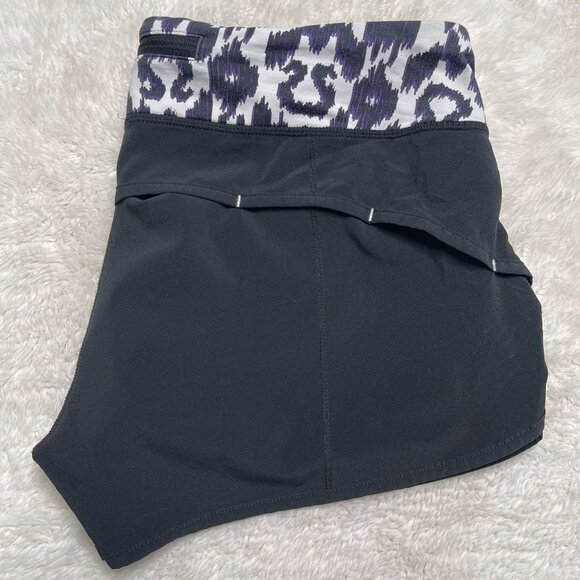 Lululemon Women's Black White Speed Animal Om Print Shorts Size 8 - Picture 3 of 5